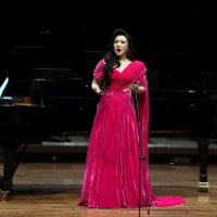 随笔｜赵飞：星海之夜，她把歌唱成了回答