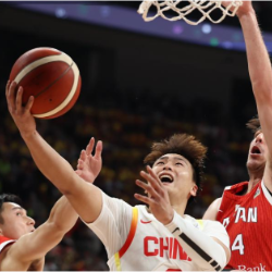 中国男篮42分大胜日本队 晋级亚洲杯正赛
