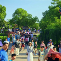 “五一”小观察②丨假期次日游客热情高涨 湖南多地景区发布客流预警