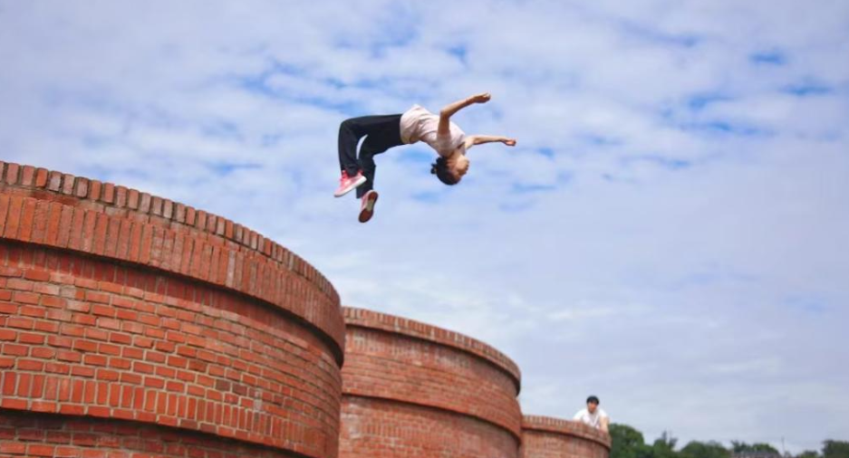 小众运动大心跳③｜跑酷：解锁“城市轻功”练就“超能力”