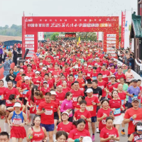 与长颈鹿同框 2500余名跑者畅跑常德野生动物世界