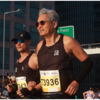 四战港马带“银发艺人团”一起完赛，周润发是推广跑步的典范