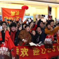 众多球迷接机U23国足 李昊：中国足球仍需努力