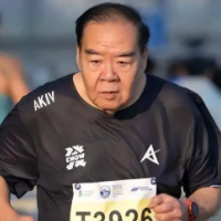 74岁郑则仕因为膝盖痛开始跑步，跑步难道不是伤膝盖的吗？