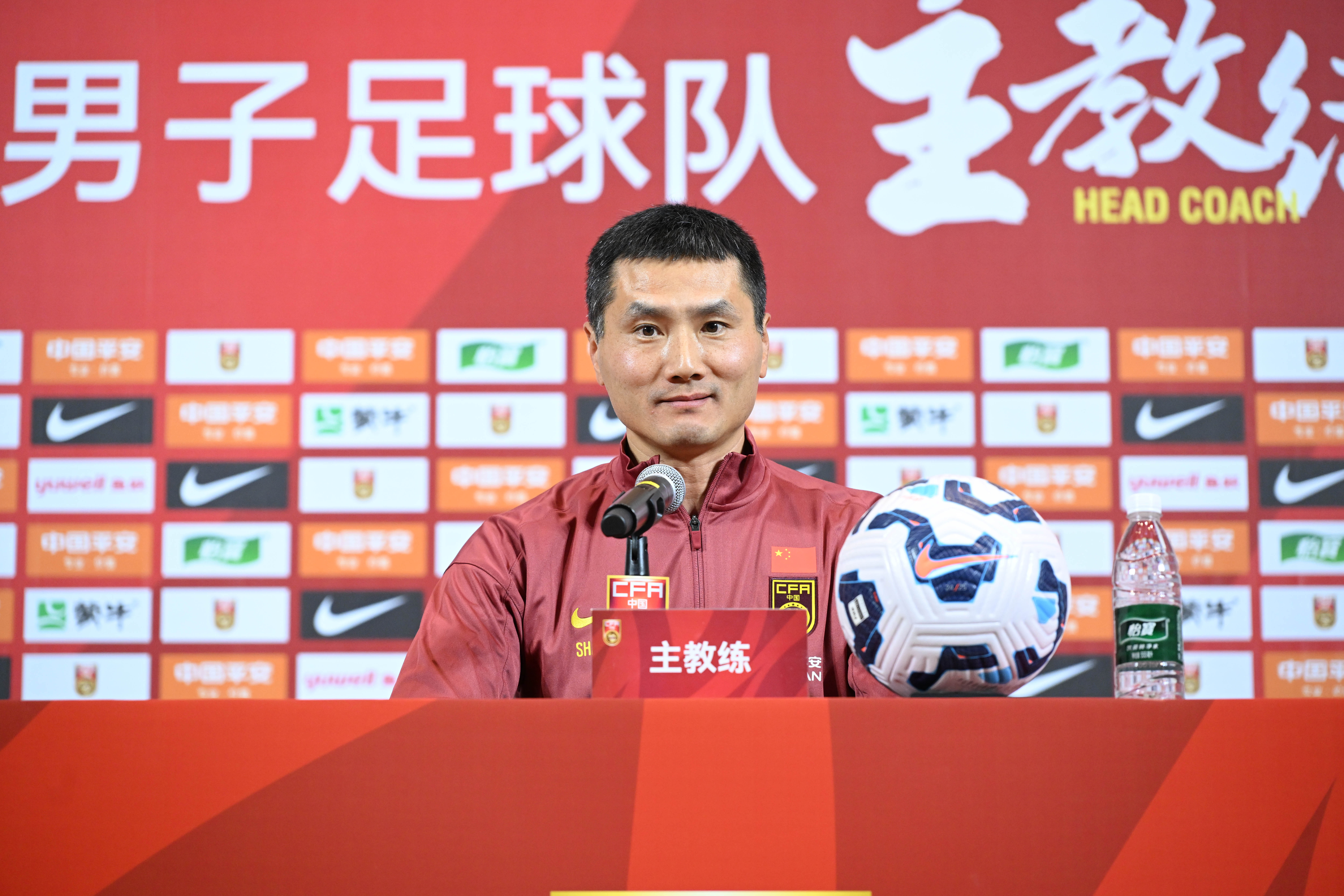 （体育）（1）足球——国足主教练邵佳一正式亮相XxjpseC000241_20260104_PEPFN0A001.JPG