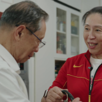 视频｜中国篮球名人堂：郑薇向李少芬赠送名人堂礼服