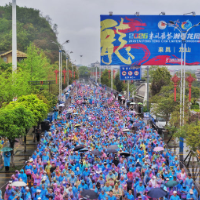 跨省奔跑 2026湘鄂龙凤马拉松鸣枪开跑
