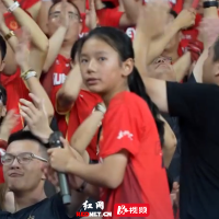 视频｜“为岳阳而战！”12岁女球迷谭依伶领喊湘超岳州军看台