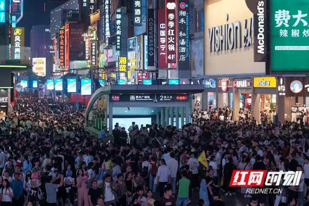 华灯初上，长沙五一商圈璀璨灯光与熙攘人群交织成一幅活力画卷。.png