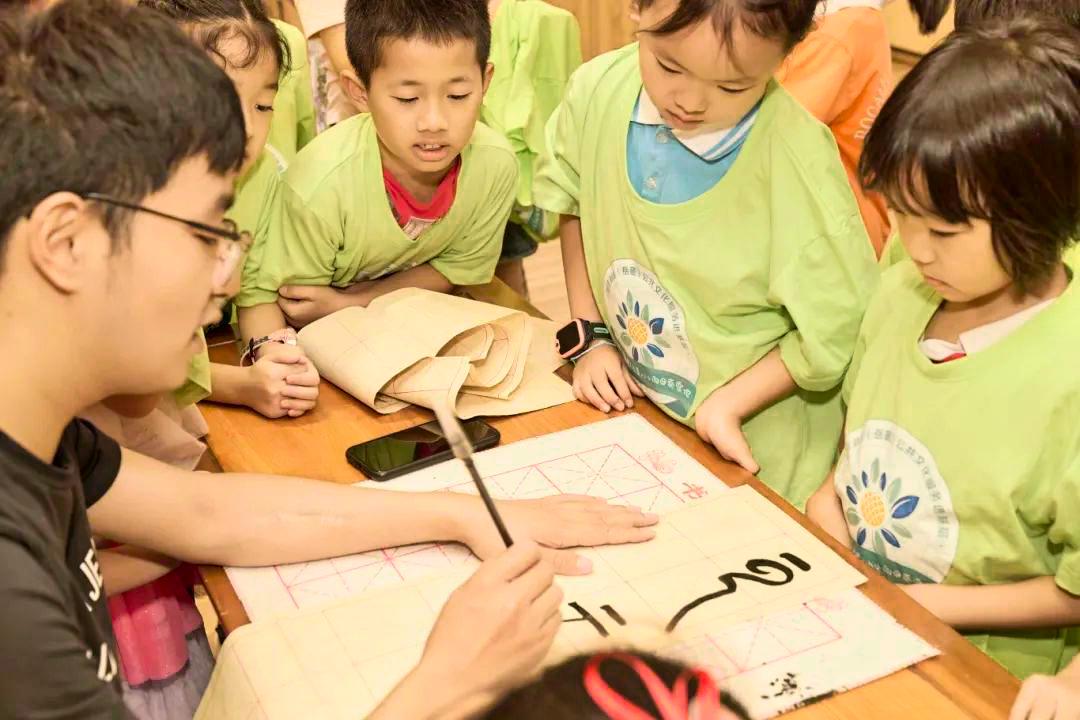 书屋里沉浸阅读的身影.jpg