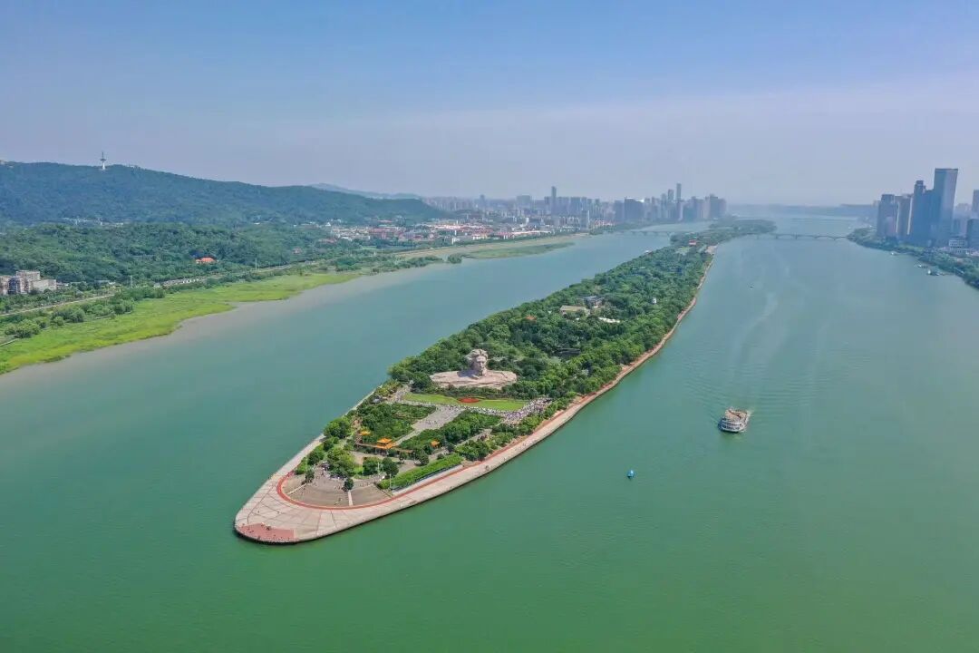 被绿水青山环绕的橘子洲头,是镶嵌在湘江上的绿色明珠。政协融媒记者闫利鹏摄.jpg 被绿水青山环绕的橘子洲头,是镶嵌在湘江上的绿色明珠。政协融媒记者闫利鹏摄.jpg