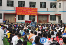 桃江县灰山港镇：“法援律师”送法入校园