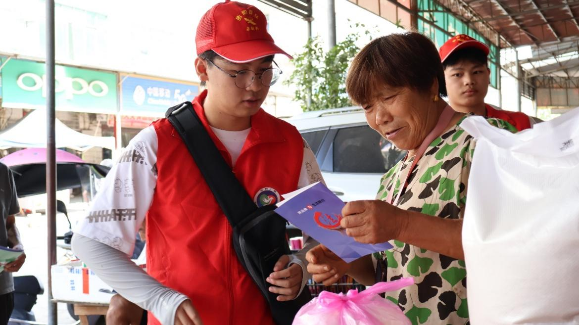 常宁市司法局白沙司法所组织大学生普法志愿者开展“送法下乡”活动。