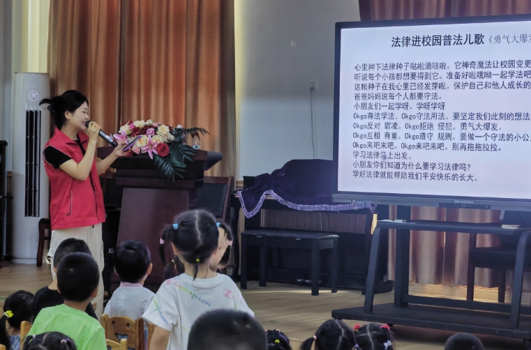 长沙县大学生普法志愿者带领孩子们演唱普法歌曲。
