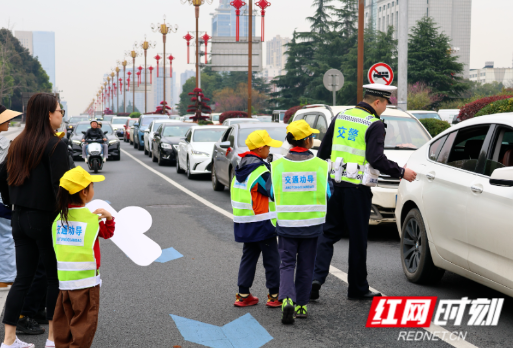 续写雷锋精神新篇 麓山国际二小学子的交警初体验
