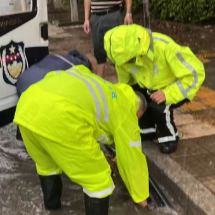暖心二三事！长沙暴雨中的“荧光黄”