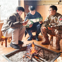 新晃县人武部组织开展征兵政策宣讲入村寨进集市