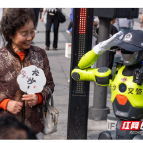 组图｜长沙街头来了“机器人交警” 路口指挥交通引市民围观