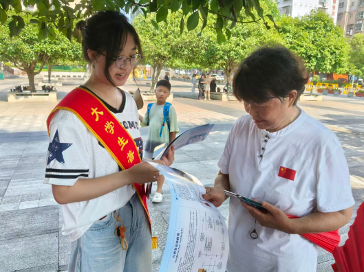 逛街买菜学法律！冷水江青年普法队进市入巷“零距离”服务