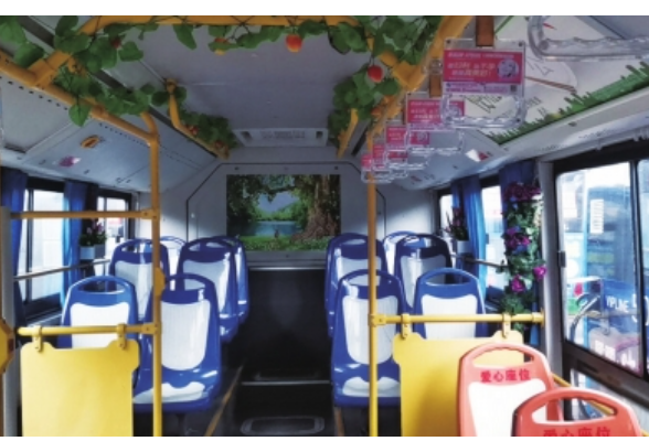 湖南一公交司机打造车厢“花花世界”
