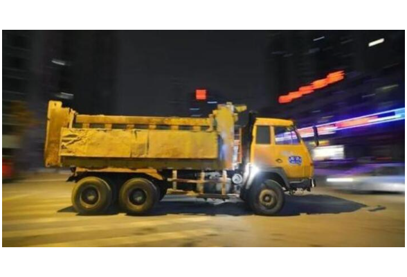 长沙城区渣土运输车上“新牌” 无“行业专用标识牌”一律不准运输渣土