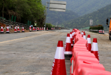 武深高速阻断道路东半幅已清理 达到限速通行条件