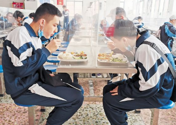 课间不串班 错峰来用餐 长沙初高中全面复课