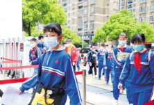 长沙市各小学25日复学，孩子们背上书包走进快乐校园