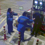 凌晨,杭州一男子冲进加油站:“你们都走开,我要炸加油站了!”