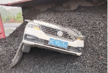 湘潭一运煤车将小车压成饼，轿车司机只胸椎骨折