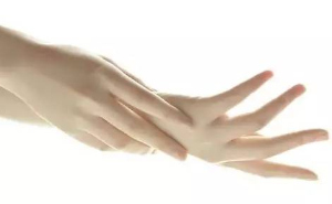 辟谣：指甲有竖纹，代表身体健康出问题？