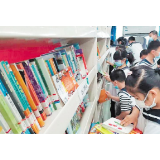 学校门口来了流动图书馆