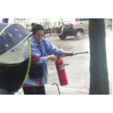 前方遇燃烧液化气罐  湘潭一女公交司机拿出灭火器帮助灭火