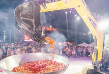 智能制造与美食文化激情碰撞 挖机爆炒150公斤小龙虾