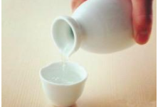 白酒销量下降，为何价格还在涨 店老板说：无非就是一种饥饿营销