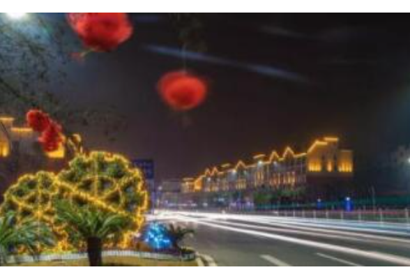 网红长沙湘江路段添上节日‘新衣’