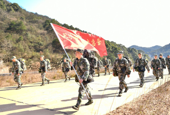 湖南省军区召开新年度开训动员大会 冯毅出席并讲话