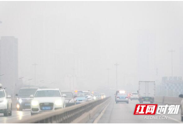 组图｜今早长沙雾霾笼罩，省内多地发布霾预警