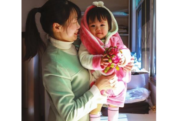 长沙51岁奶奶为孙女“私人订制”婴儿服，隔代亲的宠溺让儿子都吃醋了