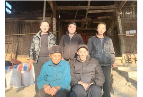 芙蓉镇三兄弟背着89岁老父亲去看新建高铁站，获得5000元正能量奖励