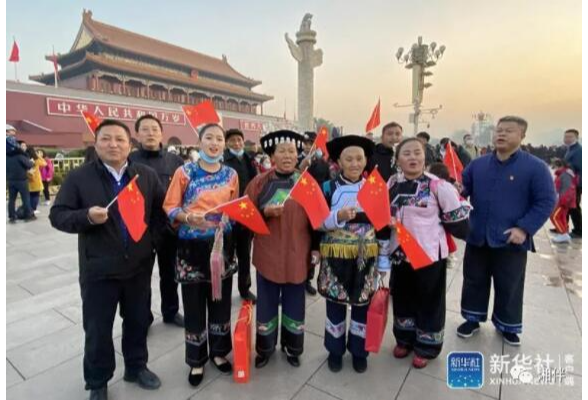 刚刚，十八洞村从习近平总书记手中接过“全国脱贫攻坚楷模”荣誉称号！