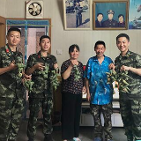 共庆端午 武警岳阳支队官兵陪张超烈士的父母包粽子