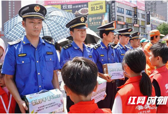 为长沙送一片清凉 “雷锋少年”为爱心冰柜“充电”