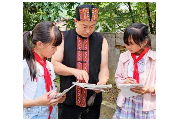 难忘那一天｜盘玖仁：瑶乡小学用上了新黑板 引来了新老师