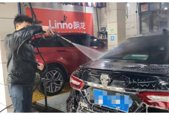 长沙节后洗车生意仍旧火爆，价格高达80-100元/辆