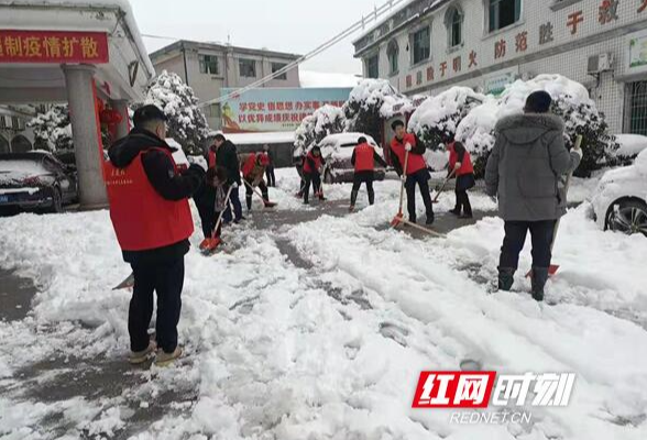 涟源：3000名干部上街扫雪除冰