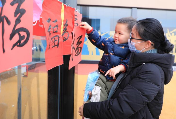 春运首日，岳阳高速“路灯”志愿者将“福气”和“温暖”送到司乘手中