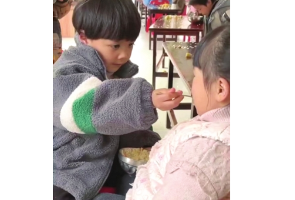 你家孩子也是家里家外不一样吗 在家要喂饭，在幼儿园给同学喂饭