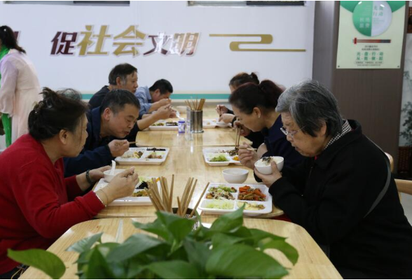 厨房是透明的，做饭用瓶装水……家门口的老年食堂不止老人爱