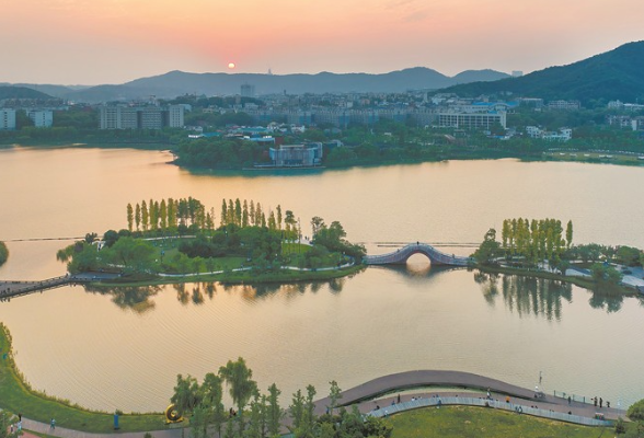 后湖夕照